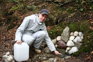 Ulrich Weiner schöpft frisches Quellwasser