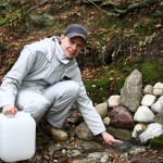 Ulrich Weiner schöpft frisches Quellwasser
