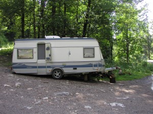 La caravane d'Ulrich dans une des dernières zones blanches.