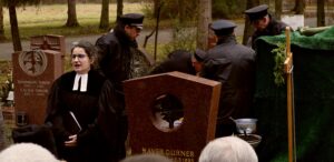 18. Sarg in die Erde